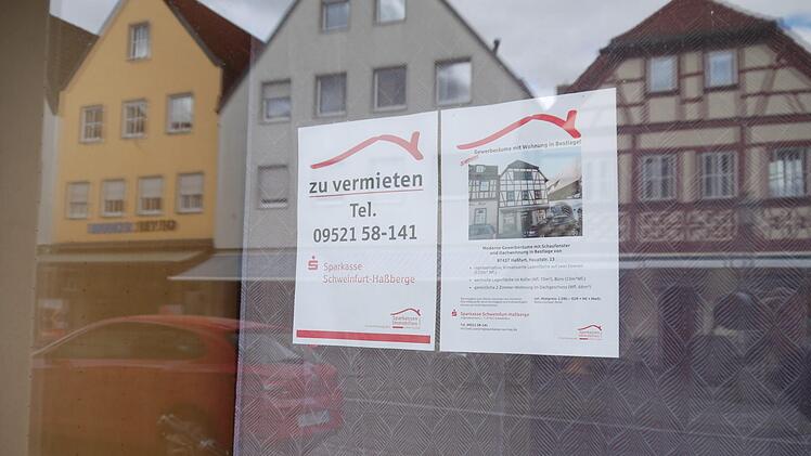 Während einige Geschäftsräume leer stehen, ...