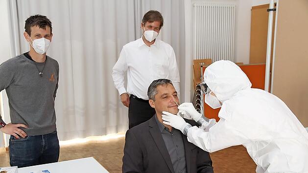 Bürgermeister Gerhard Bauer lässt sich von Verwaltungsmitarbeiterin Stefanie Weber testen. Sie hat dafür einen Kurs absolviert. Landrat Hermann Ulm (r.) und Linus Oppelt vom gemeindlichen Büro für Jugend, Familie und Senioren sehen zu.