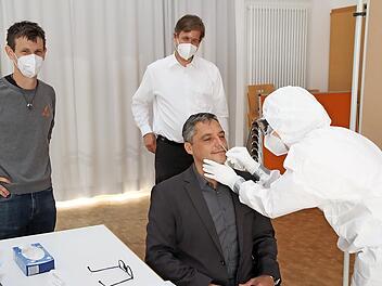 B&uuml;rgermeister Gerhard Bauer l&auml;sst sich von Verwaltungsmitarbeiterin Stefanie Weber testen. Sie hat daf&uuml;r einen Kurs absolviert. Landrat Hermann Ulm (r.) und Linus Oppelt vom gemeindlichen B&uuml;ro f&uuml;r Jugend, Familie und Senioren sehen zu.