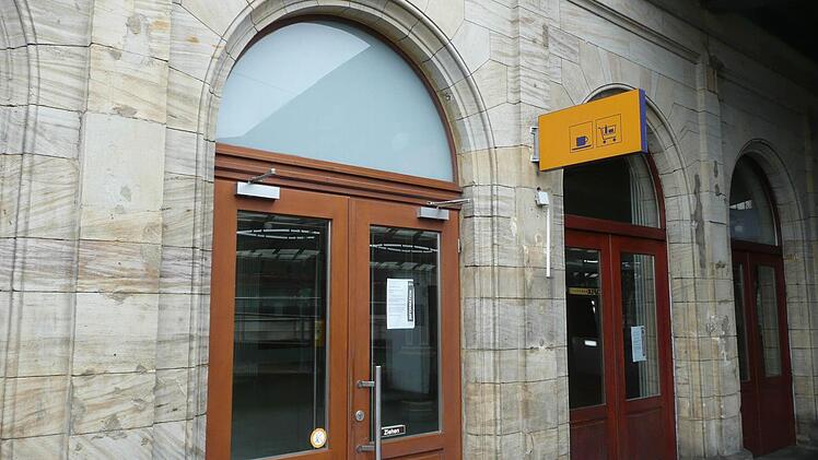 Ein falsches Versprechen: Etwas trinken oder Lebensmittel einkaufen kann man am Lichtenfelser Bahnhof seit Ende September nicht mehr. Die Tür zum Bistro ist verschlossen, auf dem Zettel bedankte sich die letzte Pächterin bei ihren Kunden. Foto: Ramona Popp