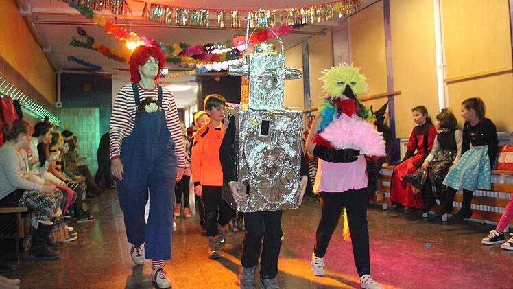 Auch einen Wettbewerb gab es: Die Klassen führten ihre Kostüme vor, die Jury entschied. Foto: Miriam Hegner