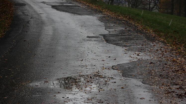 Die Straße zwischen Wildenberg und Hain ist in einem desolaten Zustand.  Foto: Friedwald Schedel