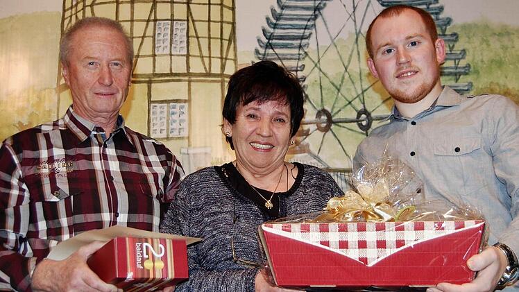 Zweiter Vorsitzender Alwin Minnich (rechts) beglückwünscht Erna Schlereth zur 50-jährigen und Dieter Schneider zur 55-jährigen Vereinsmitgliedschaft.  Foto: Dobschütz