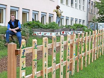 René Paetow in seinem Vorzeige-Schulgarten an der Grund- und Mittelschule Altenburgblick in Stegaurach. Foto: Hans Kurz
