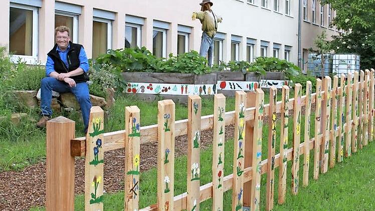 René Paetow in seinem Vorzeige-Schulgarten an der Grund- und Mittelschule Altenburgblick in Stegaurach. Foto: Hans Kurz