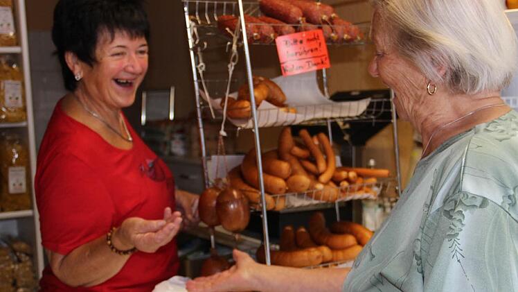 Christine Dauer hat in ihrem Laden derzeit viel zu tun. Neben Wurstwaren gibt es hier auch Nudeln, Eier und ein kleines Schwätzchen. Foto: Katharina Müller-Sanke