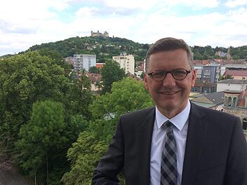 Norbert Schug hat im Gebäude der VR-Bank in der Mohrenstraße bereits seinen Lieblingsplatz gefunden: Vom "Raiffeisen-Forum" im fünften Stock bietet sich ein toller Blick über Coburg und zur Veste. Foto: Oliver Schmidt