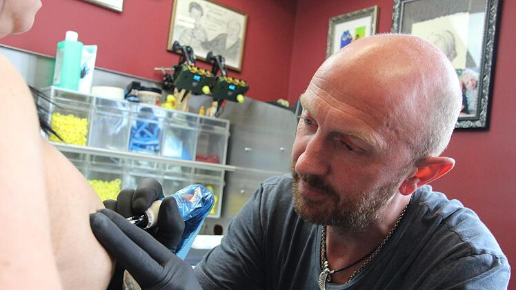 Nicht vom Original zu unterscheiden: Andy Engel rekonstruiert die Brustwarze einer Patientin mit viel Akribie und langjähriger Erfahrung.  Fotos: Diana Fuchs