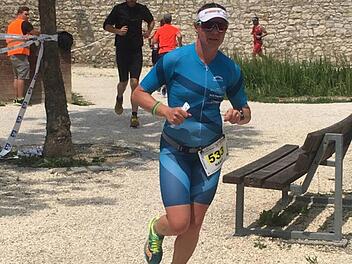 Nach dem Schwimmen kam Lindner auf Rang 3, den sie im Radfahren halten konnte. Beim Laufen spielte sie ihre St&auml;rken aus und k&auml;mpfte sich auf den ersten Platz vor.  Foto: Karl-Heinz Weber