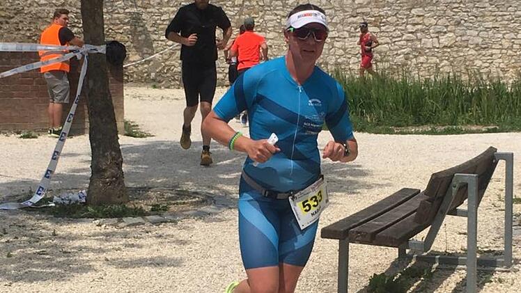 Nach dem Schwimmen kam Lindner auf Rang 3, den sie im Radfahren halten konnte. Beim Laufen spielte sie ihre St&auml;rken aus und k&auml;mpfte sich auf den ersten Platz vor.  Foto: Karl-Heinz Weber