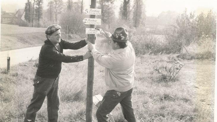 Ed Neumann (links) und AWO-Wanderwart Siegfried Konrad bringen auf diesem Bild aus dem Jahr 1980 Hinweisschilder an.  Foto: privat