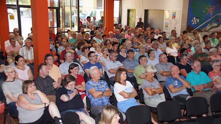 Das Thema ärztliche Versorgung interessiert: Die Aula der Grundschule in Untersteinbach war voll bei der Veranstaltung.  Sabine Weinbeer