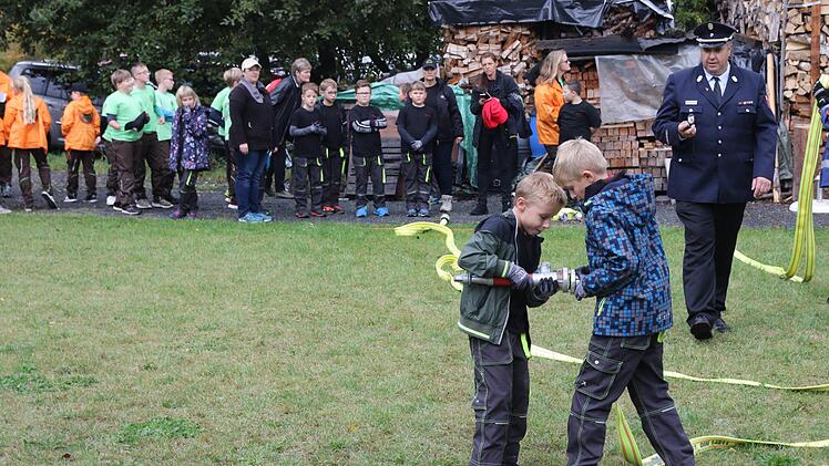 Für die Kinderfeuerwehr aus Ebersdorf war das Auslegen eines Schlauches kein Problem. Foto: Michael Stelzner