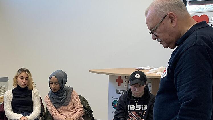 Lothar Seyfferth (rechts), Ausbilder beim Bayerischen Roten Kreuz, erl&auml;uterte w&auml;hrend der Blaulichtwochen den Einsatz eines Defibrillators. Fotos: Sonny Adam