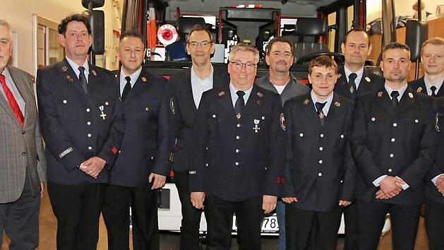 Die Feuerwehr L&ouml;belstein ehrte langj&auml;hrige Mitglieder. F&uuml;r OB Norbert Tessmer (links) war es der Abschied von "seiner Wehr".  Foto: Wolfgang Desombre