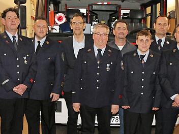 Die Feuerwehr Löbelstein ehrte langjährige Mitglieder. Für OB Norbert Tessmer (links) war es der Abschied von "seiner Wehr".  Foto: Wolfgang Desombre