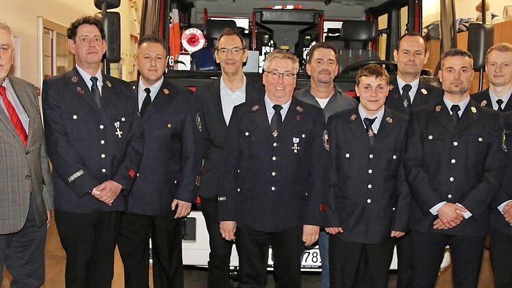 Die Feuerwehr Löbelstein ehrte langjährige Mitglieder. Für OB Norbert Tessmer (links) war es der Abschied von "seiner Wehr".  Foto: Wolfgang Desombre