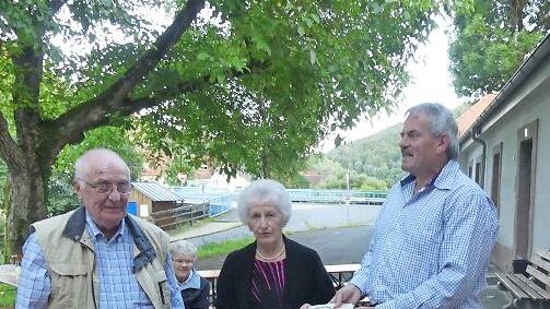 Margot und Hermann Oschatz wurden für 50 Jahre Treue vom Vorsitzenden Jürgen Simon geehrt.