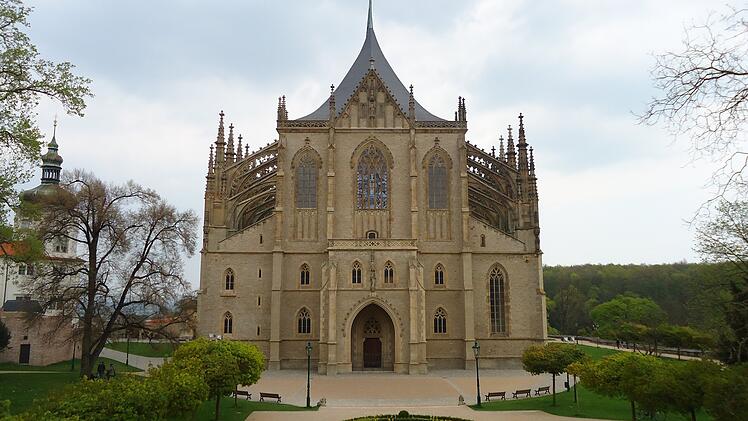 Von außen wirkt die Kathedrale Kutna Hora unscheinbar. Berühmtheit erlangte sie durch die Aufbewahrung von rund 40.000 menschlichen Skeletten, wovon die Knochen von etwa 10.000 Menschen künstlerisch verarbeitet wurden.