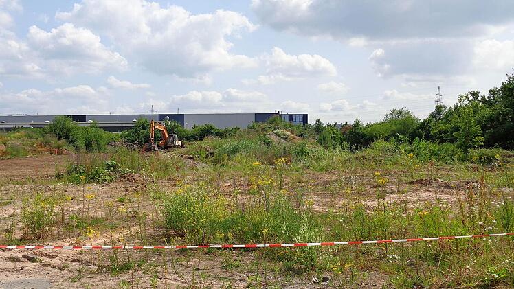 Jahrelang war das Gelände hinter der Kläranlage von Gras überwuchert. Jetzt hat der MCT Kulmbach die 4000 Quadratmeter große Fläche gepachtet - und modelliert das Gelände für seine Zwecke.