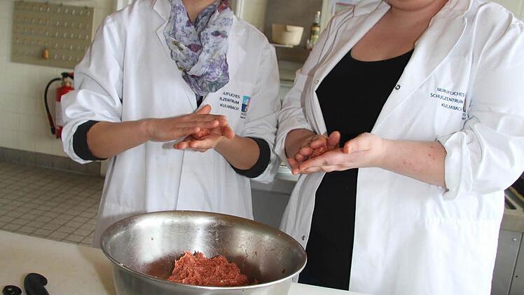 Lisa Budak (18, links) und Tina Wagner (18) rollen kleine - typisch türkische - Hackbällchen. Sie sind natürlich mit viel Knoblauch, aber auch mit Minze gewürzt.