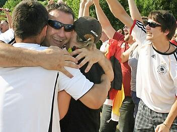 Auf gemeinsamen Jubel wie hier während der WM 2010 hoffen die Kronacher Fußballfans auch bei den deutschen Spielen im Juni und Juli.  Foto: Archiv/Frank Förtsch