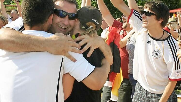 Auf gemeinsamen Jubel wie hier während der WM 2010 hoffen die Kronacher Fußballfans auch bei den deutschen Spielen im Juni und Juli.  Foto: Archiv/Frank Förtsch