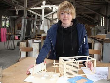 Nina Wogurek mit Teilen ihres Modells für den von ihr entwickelten Spielplatz-Container. Fotos: Helke Renner