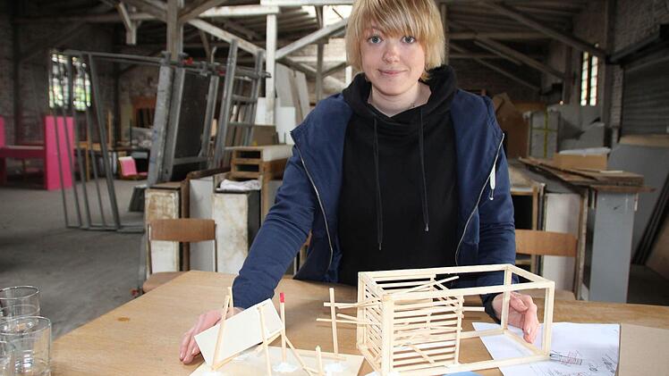 Nina Wogurek mit Teilen ihres Modells für den von ihr entwickelten Spielplatz-Container. Fotos: Helke Renner