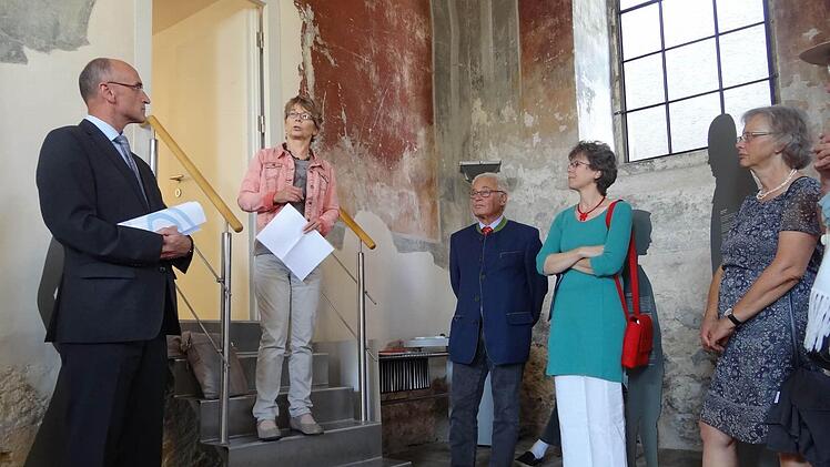 Viele Gäste sind zur Eröffnung der Ausstellung "Mitten unter uns" nach Memmelsdorf gekommen. Unter ihnen auch Landrat Wilhelm Schneider (links) und als Rudolf Handwerker (dritter von links), ehemaliger Landrat. Die Vorsitzende der Trägervereins Iris Wild (zweite von rechts) hofft, dass die Ausstellung auch von Schulgruppen gut besucht wird. Dr. Rotraud Ries (zweite von links) stellt die Konzeption der Ausstellung dar.