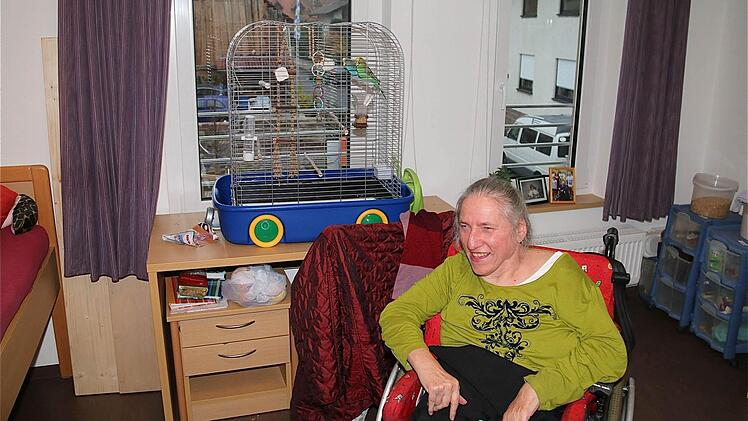 Wenn Rollstuhlfahrerin Gabi aus ihrem Fenster schaut, dann erfreut sie sich am Anblick der Altstadt. Fotos: Gerd Schaar