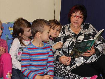 Eine ihrer liebsten Beschäftigungen: Erzieherin Monika Solleder (rechts) liest Kindern vor. Fotos: Birgit Will