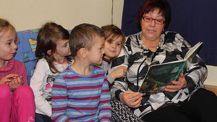 Eine ihrer liebsten Beschäftigungen: Erzieherin Monika Solleder (rechts) liest Kindern vor. Fotos: Birgit Will
