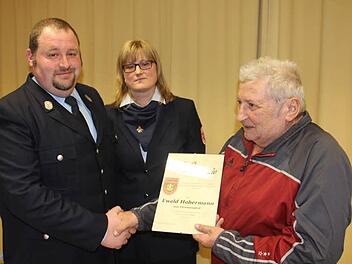 Ewald Habermann (rechts) wurde vom Vorsitzenden Udo Schwappach und seiner Vertreterin Sandra Schramm (von links) zum Ehrenmitglied der Feuerwehr Untermerzbach ernannt. Er war über 40 Jahre aktiver Feuerwehrmann. Foto: Helmut Will