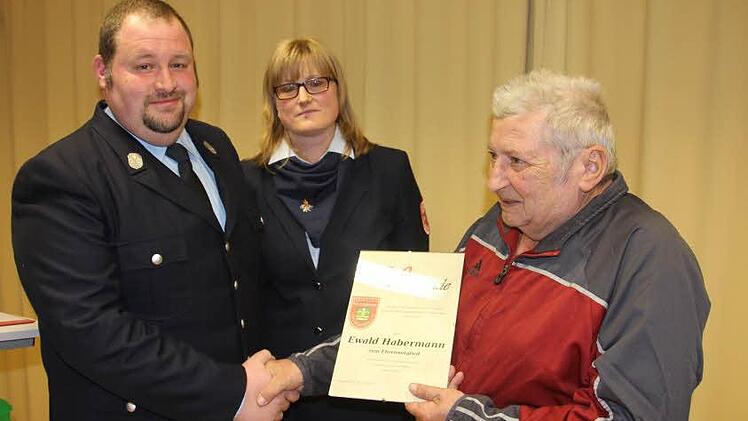 Ewald Habermann (rechts) wurde vom Vorsitzenden Udo Schwappach und seiner Vertreterin Sandra Schramm (von links) zum Ehrenmitglied der Feuerwehr Untermerzbach ernannt. Er war über 40 Jahre aktiver Feuerwehrmann. Foto: Helmut Will