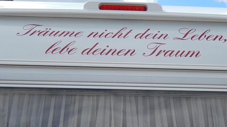 Das Motto der Raabs ist an der Rückseite ihres Wohnwagens zu lesen: Träume nicht dein Leben, lebe deinen Traum.  Foto: privat