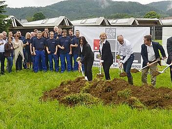 Daumen hoch und mit Motivation anpacken heißt es beim Spatenstich zum Bau einer neuen Produktionshalle der Firma Delfingen in Großvichtach. Vorne von links jeweils mit Schaufel Eva Gergelova, Kristina Hofmann, Gérald Streit, Bürgermeister Norbert Gräbner, Reinhard Meier (Geschäftsführer Firma Kölbl, Neumarkt) und Peter Heinz (Geschäftsführer Firma Otto Mühlherr, Tüschnitz).  Foto: K.- H. Hofmann