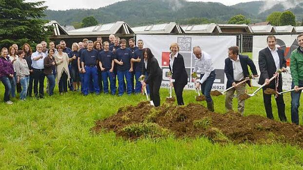 Daumen hoch und mit Motivation anpacken heißt es beim Spatenstich zum Bau einer neuen Produktionshalle der Firma Delfingen in Großvichtach. Vorne von links jeweils mit Schaufel Eva Gergelova, Kristina Hofmann, Gérald Streit, Bürgermeister Norbert Gräbner, Reinhard Meier (Geschäftsführer Firma Kölbl, Neumarkt) und Peter Heinz (Geschäftsführer Firma Otto Mühlherr, Tüschnitz).  Foto: K.- H. Hofmann