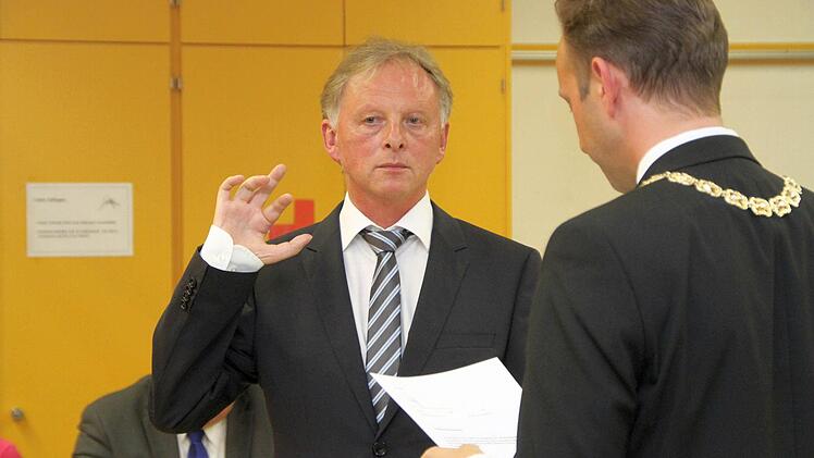 Günther Stenglein (links) von den Freien Wählern wurde als Dritter Bürgermeister vereidigt.