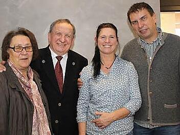 Heidi, Petra und Armin Zeißler feierten den 75. Geburtstag ihres Mannes und Vaters Walter. Foto: Carmen Schwind