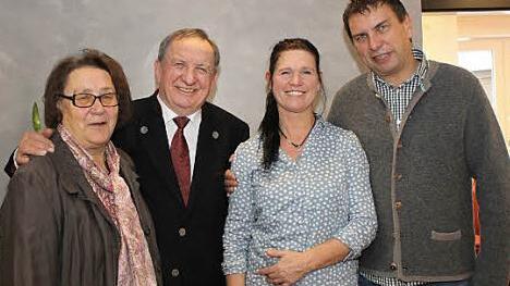 Heidi, Petra und Armin Zeißler feierten den 75. Geburtstag ihres Mannes und Vaters Walter. Foto: Carmen Schwind