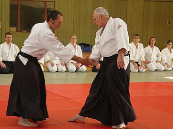 Der Gründer des Kulmbacher Aikido-Vereins, Andreas Laubert (links), übt mit Lehrgangsleiter Werner Winkler die Technik der Harmonisierung. Aikido ist eine Selbstverteidigungskunst, die ohne Gewalt auskommt und auf buddhistischer, taoistischer und konfuzianischer Philosophie beruht.  Foto: Sonny Adam