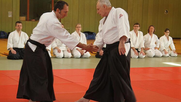 Der Gründer des Kulmbacher Aikido-Vereins, Andreas Laubert (links), übt mit Lehrgangsleiter Werner Winkler die Technik der Harmonisierung. Aikido ist eine Selbstverteidigungskunst, die ohne Gewalt auskommt und auf buddhistischer, taoistischer und konfuzianischer Philosophie beruht.  Foto: Sonny Adam