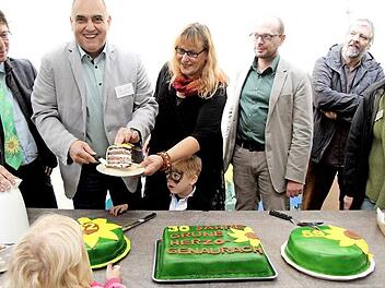 Manfred Bachmayer, Georgios Halkias, Karin Peucker-Göbel, Markus Ganserer, Helmut Wening und Retta Müller-Schimmel (v. l.) freuten sich über gleich drei Geburtstagstorten. Foto: Richard Sänger
