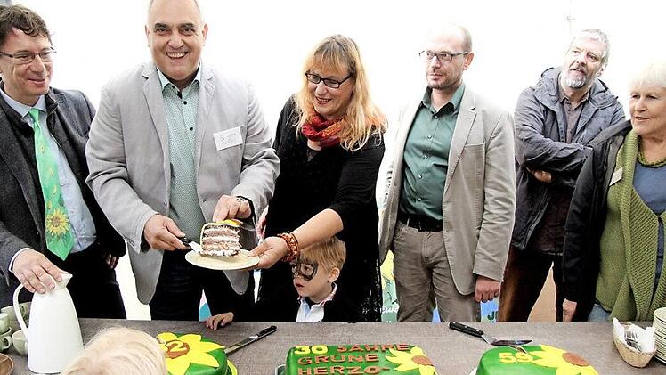 Manfred Bachmayer, Georgios Halkias, Karin Peucker-Göbel, Markus Ganserer, Helmut Wening und Retta Müller-Schimmel (v. l.) freuten sich über gleich drei Geburtstagstorten. Foto: Richard Sänger