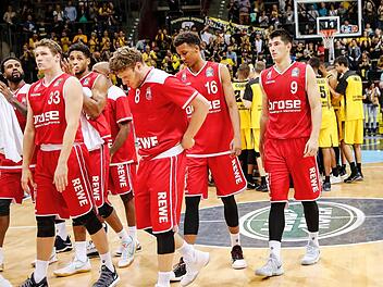 Enttäuschte Gesichter bei den Spielern von Brose Bamberg.  Gegen Ludwigsburg setzte es am Wochenende eine herbe Niederlage. Nikos Zisis sprach von einer "peinlichen Vorstellung". Foto: Daniel Löb