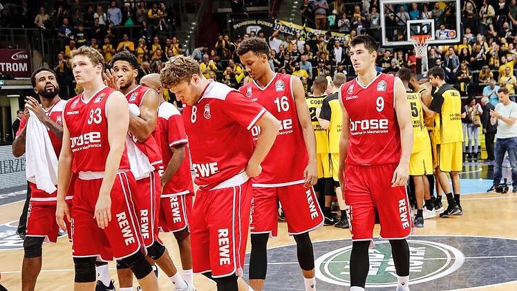 Enttäuschte Gesichter bei den Spielern von Brose Bamberg.  Gegen Ludwigsburg setzte es am Wochenende eine herbe Niederlage. Nikos Zisis sprach von einer "peinlichen Vorstellung". Foto: Daniel Löb