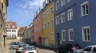 Feld der Verwüstung in Würzburg: Psychisch kranker Mann klaut Laster und rammt Autos
