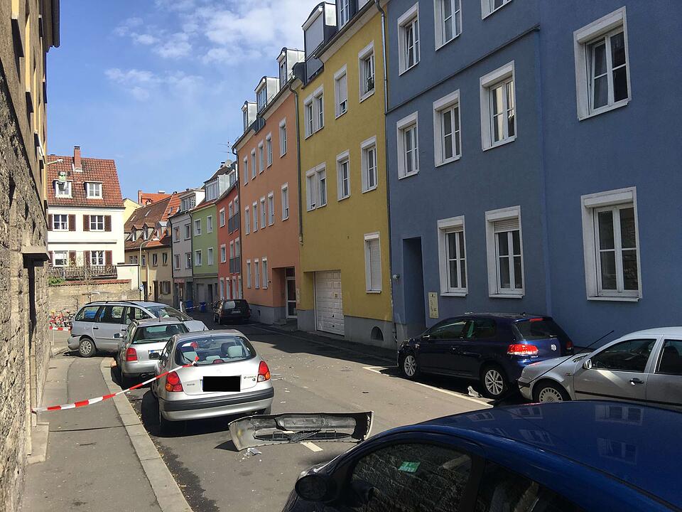 Feld der Verwüstung in Würzburg: Psychisch kranker Mann klaut Laster und rammt Autos