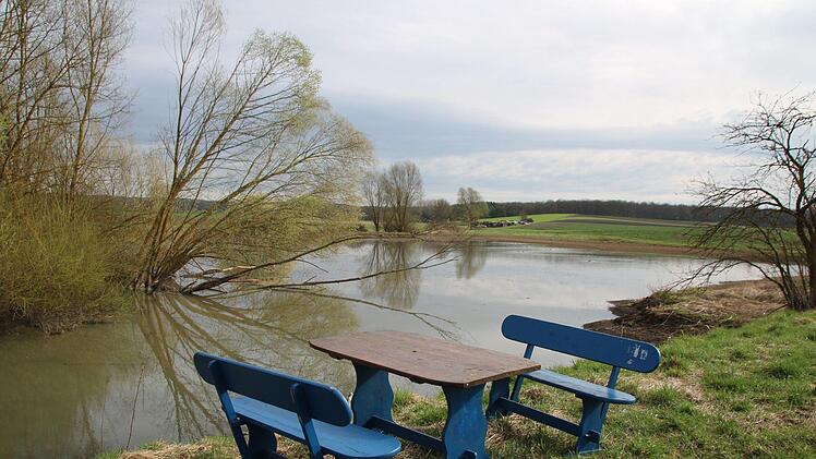 Inzwischen ist eine Sitzgruppe zum Verweilen am See aufgestellt worden.